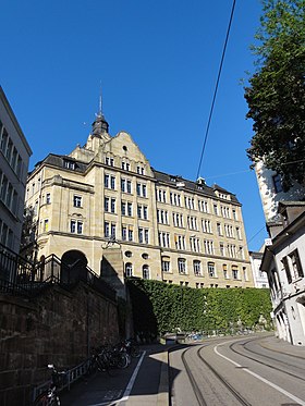 Gymnasium Leonhard von Barfüsserplatz aus gesehen