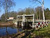 Kanaal, gebouwde onderleider van de Dinkel met schuiven, ijzeren ophaalinstallatie en brug