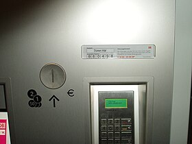 Fahrkartenautomat mit der Aufschrift „Düren Hbf“ im Bahnhof Düren