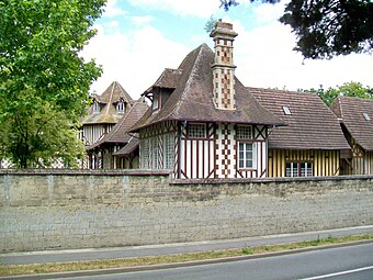 The octagonal pavilion (partially visible in the background on the left)