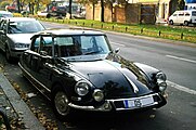 Citroën DS 21 Pallas (1962–1967) mit Fernscheinwerfern und Pallasgriff auf der Motorhaube