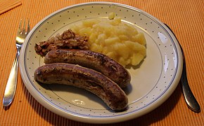 Mit Bratwurst und Speckzwiebeln