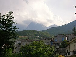 A település a Gran Sasso d’Italia-val a háttérben