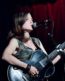 Jolie Holland performing in 2009