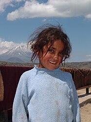 Ağrı Dağı'nın önünde duran bir Kürt kız çocuğu, 2006.