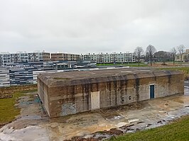 Gebouw van het museum, inclusief bunker, gezien vanaf de dijk