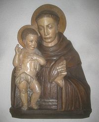 Antonius von Padua (Attribute: Jesuskind und Fisch), Wandbüste, Holz, Standort: rechts vom Hauptportal.