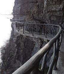 The cliff path that encircles the mountain top.