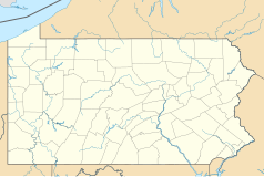 Mapa konturowa Pensylwanii, u góry po lewej znajduje się punkt z opisem „Mercyhurst College”