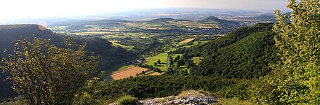 View from Wackerstein (825.9m) south of Reutlingen with inliers and outliers; left: Scheibenbergle, middle: Gaisbühl and Georgenberg (Reutlingen), right: Pfullingen to the north, and Reutlingen with Scheibengipfel Hill and Achalm.