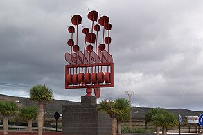 Windspiel am Ortseingang von Arrieta