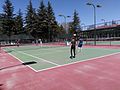 Tenis kortunda öğrenciler maç yaparken