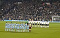 Spieler und Fans von FC Fulham und Newcastle United gedenken Jim Langley vor einem Fußball­spiel in England (2007)