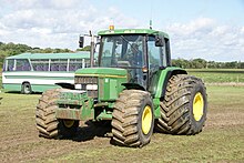 John Deere 6400-Traktor mit überbreiter Bereifung