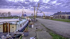 Jachthaven (links) en voormalige fabrieksgebouwen (rechts) van Steenvak