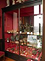 Vitrine mit Antiken zwischen dem Cabinet du Giotto und der Salle de la Minerve