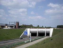 Akwadukt Mid-Fryslân met daarnaast de spoorbrug