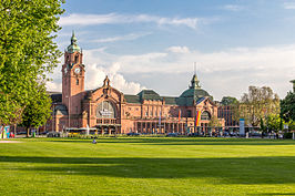 Het station gezien van de "Reisinger Anlagen"