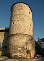 Vorderseite des Beginenturms in Hannover mit Resten der Stadtmauer