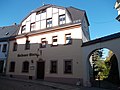 Wohnhaus mit ehemaliger Gaststätte Stern, Torbogen und Hinterhaus in geschlossener Bebauung