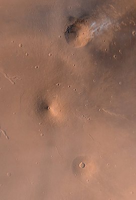 Die Vulkane der Elysium-Region. Von oben nach unten: Hecates Tholus, Elysium Mons, Albor Tholus.