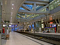 Bahnsteig mit Treppe und Fahrstuhl