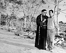 Execution of Arístidez Díaz in Manzanillo in eastern Cuba, assisted by Father José Luis Sarragoitia Lazpica. Behind the bodies of others recently executed (January 12, 1959).