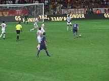 Fiorentina'lı Valero maç sırasında şut çekerken.