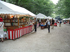 Jährlicher Verkauf alter Bücher beim Schrein, August 2005