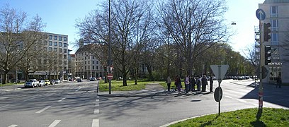 Maximiliansplatz: dieser liegt als Verkehrsinsel zwischen den Richtungsfahrbahnen