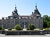 Kasteel van de graven van Marchin en diens bijgebouwen: gebouwen grenzend aan de binnenplaats: entreeportaal, kasteel, stallen, bijgebouwen en het ensemble gevormd door het genoemde kasteel, de bijgebouwen en het park