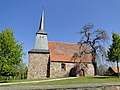 Kirche mit Feldsteinmauer