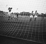 Top-Derby in der schwedischen Top-Liga Allsvenskan Råå - HIF 1950. Råå-Keeperin Nina Malmqvist schnappt sich den Ball vor Åke Jönsson von HIF. Rechts warten Die Råå-Spieler Åke Olsson und Dammis Karlsson. Sven „Flua“ Persson von HIF ganz rechts.