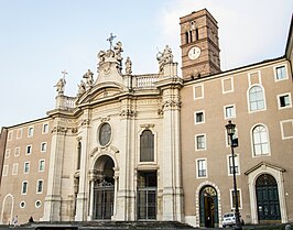 Vooraanzicht van de kerk