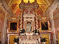 L'Altare Maggiore con le tele seicentesche e la statua in marmo della Vergine Assunta.