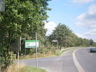 Schönerlinder Straße: im Ortsteil liegt der Straßenrand im Bild links