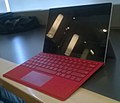 Das Surface Pro 4 mit einem TypeCover 4 in rot