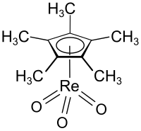 Strukturformel von Trioxo(η5-pentamethylcyclopentadienyl)rhenium