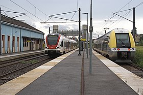 Schweizer und französischer Zug im Bahnhof Delle