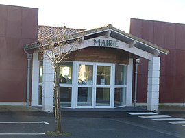 The town hall in Coux