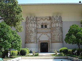 De hoofdingang van het museum, met de monumentale facade van het Omajjadische jachtkasteel Qasr al-Chair al-Garbi