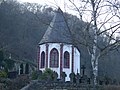 Gotische Dreikönigskapelle auf dem Koberner Friedhof mit Basaltkreuzen