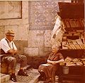 „Kleines Antiquariat“ vor einer Azulejo-Wand in Lissabon