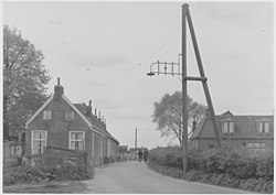 De buurtschap gezien naar het westen met telefoonpaal met straatlantaarn