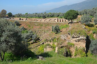 Geç Helenistik döneme tarihlenen, vadinin eteğinde dik yamaca kesilmiş oturma sıralarıyla inşa edilen Stadyum
