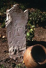 Stele del tophet di Cartagine con mano aperta, pesce e simbolo di Tanit