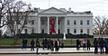 Rote Schleife am Weißen Haus in Washington, D.C. (USA) am Welt-AIDS-Tag 2013