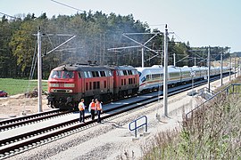 Zwei Lokomotiven der Baureihe 218 schleppen eine ICE-3-Doppeltraktion ab.