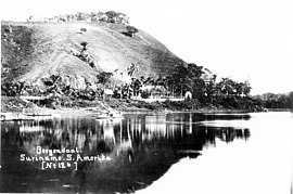 Blick auf den Blauen Berg und das Direktorshaus an der Flussbiegung; ca. 1880