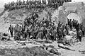 Bulgar askerleri ölü Türk sivillerin önünde poz veriyor. (Ayvaz Baba kalesi, Mart 1913)